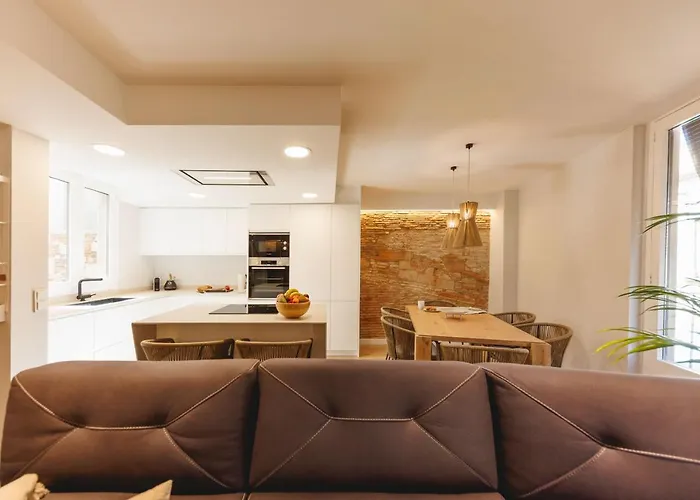 Апартаменти Bravissimo Cort Reial Duplex, Spacious With 3 Bedrooms *