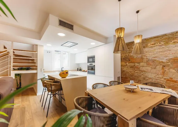 Апартаменты Bravissimo Cort Reial Duplex, Spacious With 3 Bedrooms