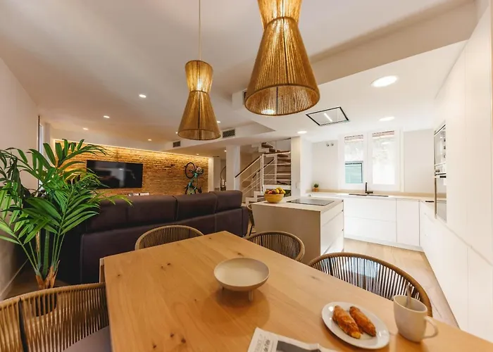 Апартаменты Bravissimo Cort Reial Duplex, Spacious With 3 Bedrooms